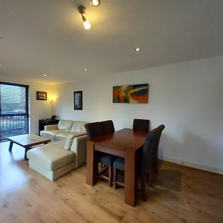 Remarkable 2 -bed In 아파트 *